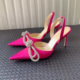 Tacchi MachMach Sandali con papillon in raso Décolleté con cinturino in cristallo a triplo cuore Scarpe da sera Scarpe a punta con tacco a spillo con strass rosa Scarpe eleganti di design di lusso