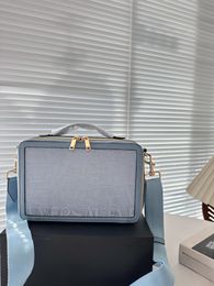 Box bag with retro vacation style and eye-catching beauty