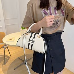 Brand Design Women Chain Solid Colour Messenger Bag New Ladies Love Luxury Square Bag Handbag For Females