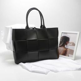 Arco Botegss Ventss Tote bags for women online store wholesale New Simple and Fashionable Commuter Womens Bag Woven Checkered Cowhide With Real Logo