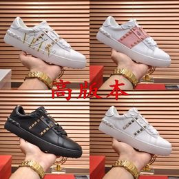 Valentine Source Shoes Best-quality Standard Rivet Small White Designer Shoes Womens Red Mens Womens Couples Board Shoes Casual Sports Shoes Sneaker L9u84