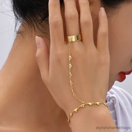Charm Bracelets Gold Color Heart Charm Hand Harness Bracelets for Women Minimalist Chain Connecting Finger Ring Bracelet Bangle Creative Jewelry R230905