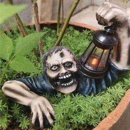 Party Decoration Halloween Zombie Statue Ornaments With Solar Lantern Zombie Scary Gnome Horror Resin Yard Sculpture Lawn Garden Statue Gard C5M9 x0905 x0905