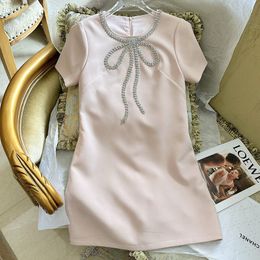 2023 Лето розовое сплошное платье с коротким рукавом и круглым вырезом со стразами, повседневные платья длиной до колена S3S01M093