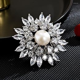 Brooches Fashion High-end Copper Micro-zircon Snowflake Temperament Women's Suit Coat Accessories Broche Pin Christmas Gift