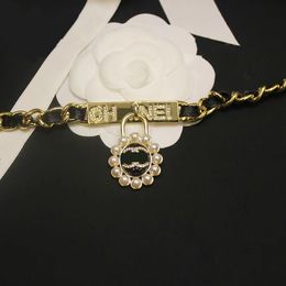 Luxus Klassiker 18k Gold plattiert Halskette Mode Schmuck Anhänger Halsketten Retro Lederkette Hochzeit Geschenk Hochwertiges Halsketten 16Style Keine Schachtel
