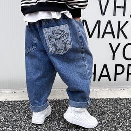 Jeans Junge Kinder Hosen 2023 Kinder Denim Frühling Werkzeug Cartoon Bär Baby Hosen Lose 230905