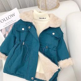 Jackets Jaket bulu anak perempuan mantel pakaian luar katun tebal domba untuk bayi jaket pinggang pas panjang setengah parka musim dingin 230905