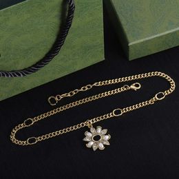 Collane di lusso di design di alta qualità in oro 18 carati collana di fiori di moda con diamanti girocollo donna catena in oro collana di tendenza gioielli con fascino lungo regalo donna donna