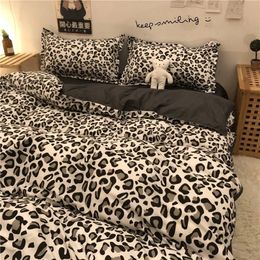 Bedding sets Soft Leopard Pattern Sets Fashion Bed Linen Flat Sheet Pillowcase Duvet Cover Set Queen Full Twin Size Quilt 230906