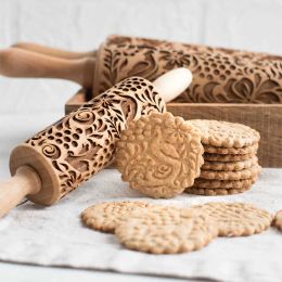 Christmas Rolling Pin Engraved Carved Wood Embossed Rolling Pin Kitchen Tool Rouleau a patisserie Rolo de massa Baking tools 211008 ZZ