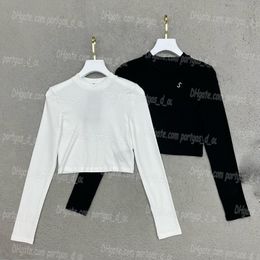 Luxuriöses, kurz geschnittenes Damen-T-Shirt mit langen Ärmeln und Tops mit Buchstaben-Pin-Design, schwarz-weiße Hemden