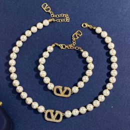 Collana di lusso con lettera v piena di diamanti Collane di perle bianche per regalo da donna