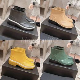 Damen-Stiefel, Designer-Regenstiefel, schwarzer Gummistiefel, wasserdichte PVC-Regenstiefel, Aussehen, grün-weiße Fußplattform, weiche Wasserschuhe