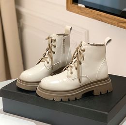مارتن بوتس للسيدات الجديد الخريف والشتاء على الطراز البريطاني على الطراز البريطاني أحذية الكاحل من منصة أزياء الجانبية الأحذية القصيرة