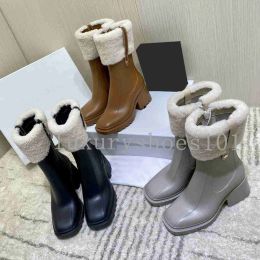 Tasarımcı Kadınlar Betty Pvc Boots Beened Furry High Topuklu Dizler Diz Yüksek Yağmur Botu Su geçirmez Welly Yarım Botlar Platform Ayakkabı Açık Yağmur Ayakkabı Fabrika Ayakkabı