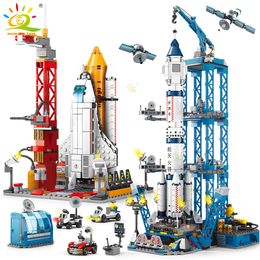 Aircraft Modle HUIQIBAO Space Aviation Manned Rocket Building Blocks With Astronaut Figure City Aerospace Model Bricks Children Toys for Kids 230907