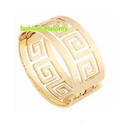 Quality Fashion Women Bracelets Hollow Geometric Wide Bangle 18K Gold Plated Metal Buckle Cuff Bracelet for Women Wedding Jewelry 6041891