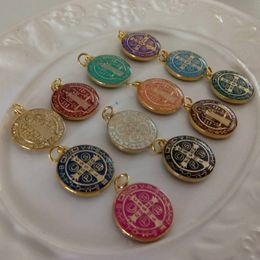 Charms 50 pcs Religious Set of multicolor Saint Benedict Medals Catholic Gold Plated SB Medal Coin San Benito Favours Gifts 230907