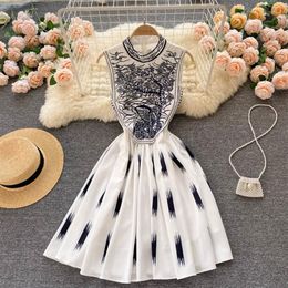 New Fashion Runway Summer Dress Senza maniche Colletto alla coreana Ricamo floreale Elegante Vita alta Cerniera Mini Abiti 202229c