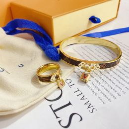 Designer Bracelet Ring Set 18 Gold-plated Rings Romantic monogram Leather Lock Bracelet Fashion Versatile Ring Multi-size Family Couple Gifts Y23296