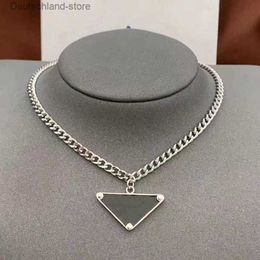 Pendant Necklaces Classics Designer Necklace Women Men Chains Luxury Jewellery Black White P Triangle Party Hip Hop Punk Names Statement Gold Mens Q230908