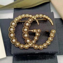 Luxury Designer Double Letter Brooches Geometric Bronze Sweater Suit Collar Pin Brooche Fashion Mens Womens Crystal Rhinestone Pearl Brooch Wedding Jewelry