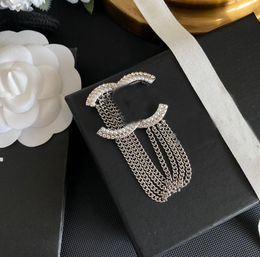 925 Silver Plated Copper Letter Brooches Mens Womens Luxury Brand Designer Inlaid Crystal Pearl Link Chain Tassel Brooch Suit Laple Pin Wedding Jewellery Accessories