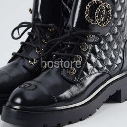 Черные байкерские ботинки на платформе на плоской подошве с блокировкой, армейские ботинки на низком каблуке, на шнуровке, кожаные цепочки с пряжкой, женская роскошная дизайнерская обувь