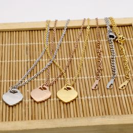 Heißverkaufte herzförmige Halskette aus Edelstahl, kurze Halskette für Frauen, einzelne Herzhalskette aus 18-Karat-Gold-Titanstahl
