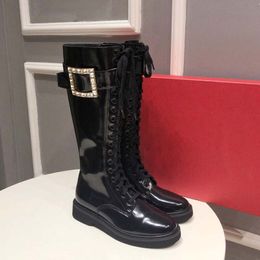 Diseñador para mujer Botas de longitud media Otoño / Invierno Hebilla de cinturón Botas de caballero Correa Botas de gama alta Botas Martin negras Moda versátil