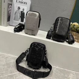 M81321 M81323 M81005 Geprägte Messenger-Tasche kann auf der Schulter getragen werden. Luxuriöse High-End-Handytasche mit doppelter Klappe und mobilem Design