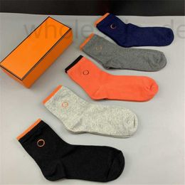 Designer Men Women Breathable Sneaker Socks Indoor Outdoor Soft Touch Unisex Sock Birthday Gift for Couple Trendy Stockings OE4M