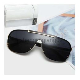 Designer Versage Sunglasses Cycle Luxurious Fashion Sports Polarise Sunglass Mens Womans Vintage Baseball Driving Beach Golden Black Oversized Round Sun Glasses