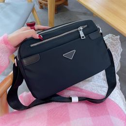 2022 Nylon Designer uomo Valigetta nera Borse a tracolla moda Borsa fotografica a tracolla valigette Triangolo con paillettes Donna impermeabile Pu241G