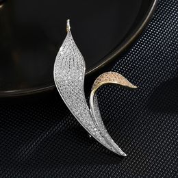 Pins Brooches SUYU Luxury Copper Micro Inlaid Cubic Zirconia Asymmetrical Two Colour Leaf Brooch Coat Decorative Gift 230908