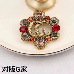 Designer Letters Brooch Fashion Famous Double Brooches Ruby Crystal Pearl Luxury Couples Individuality Rhinestone Suit Pin Jewelry256q