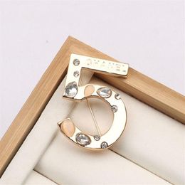 23ss 2color Luxury Brand Designer Letter Brooches 18K Gold Plated Brooch Crystal Suit Pin Small Sweet Wind Fashion Jewelry Accesso288I