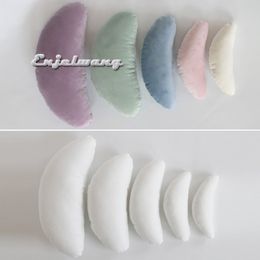 Pillows Infant Bedding Cushion Baby Room Decoration born Po Shoot Props Solid Soft Colourful Posing Crescent Head Pillow Sets 230909