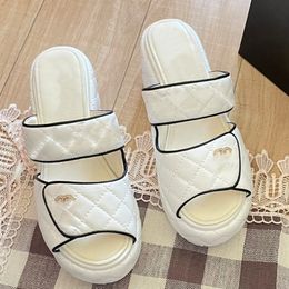 Famous Women Designer Brand Slippers Diamond Lattice Genuine Leather Thick Sole Open Toe Sandals Metal Letter Elevated Slingback Ladies High Heel Sandals