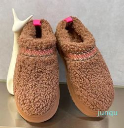 Tuts chinelos fofos botas para mulheres usando 2023 pele de cordeiro uma plataforma sapatos com chinelos de cabeça de coque elevado