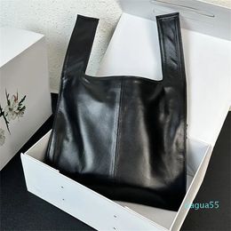 Chain Tote Shopping Bag Black Shoulder Bags Leather Sign Zipper Closure Women Vintage Handbags Purse Silver Hardware Large Capacity Pockets