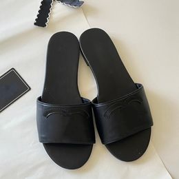 Famous Luxury Women Designer Brand Slippers Summer Popular Genuine Leather Flat Bottom Nonslides Slingback Soft Sole Open Toe Sequin Ladies Sandals 4 Color