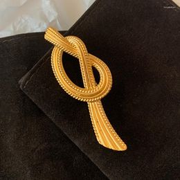 Brooches French Mediaeval Rope Knot Frosted Brooch For Women With High-End Charm Design Niche Exquisite Suit Pin Accessories