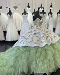 Nya broderier Green Mexico Quinceanera klänningar Bollklänning pärlor kristaller skivade rufsar vestidos de 15 anos brudparty klänningar 322