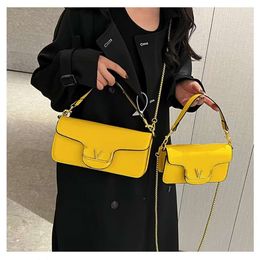 Cowhide Vlogo Chain Shoulder Bag Little Lady Miniloco Vbuckle Valenteno Handheld Classic Bags Leather 2024 One New Womens Straddle Fashion Metal Purse D JLOW