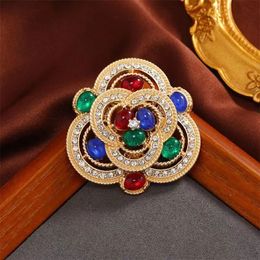 Spilla alla moda in acciaio inossidabile da donna Orecchini a cerchio da donna Designer Backs Clip per orecchie da corte vintage Atmosfera elegante Fiori dorati pieni di ritaglio di diamanti intarsiati