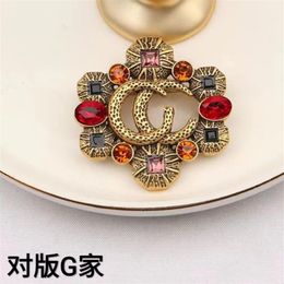 Designer Letters Brooch Fashion Famous Double Brooches Ruby Crystal Pearl Luxury Couples Individuality Rhinestone Suit Pin Jewelry304t