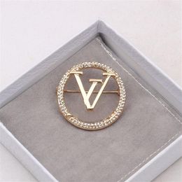 23ss 2color Korean Luxury Brand Designer V Letter Brooches Small Sweet Wind Brooch Suit Pin Crystal Fashion Jewellery Accessorie Wed2257