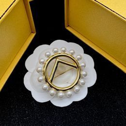 Top Letter Pearl round Brooch Women's Light Luxury Mid-Ancient Temperamental Minority High Sense Breastpin Wholesale